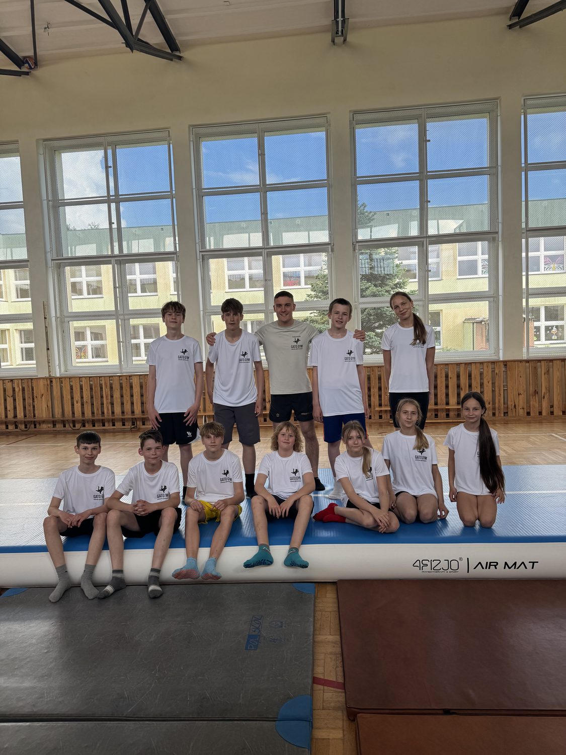 Grupa zawodników Gato Gym w klubowych koszulkach