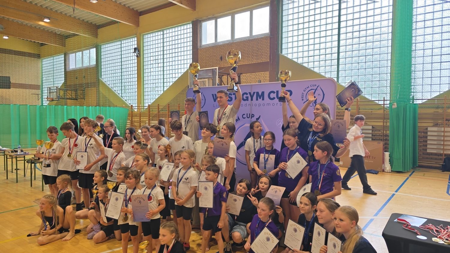 Zawodnicy Gato Gym z pucharami i dyplomami na West Gym Cup